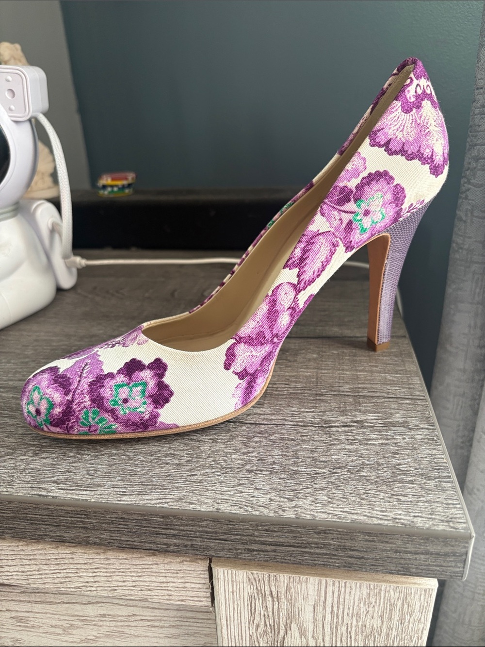Burberry White Pumps with Purple Floral Embroidery 4 inch heel - Picture 2 of 5